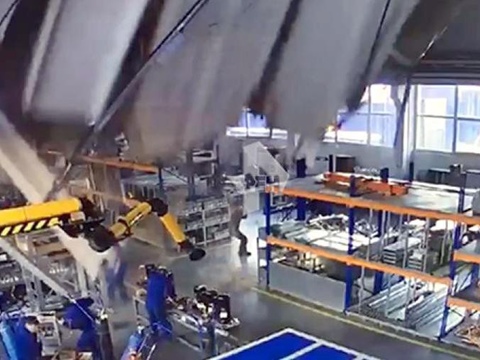 Мокрая кровля теплого цеха, обрушилась в рабочий день прямо на рабочих. Пострадавших нет, но автоматическим роботам причинен вред и колоссальные убытки.   